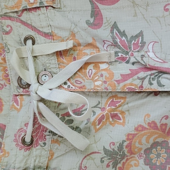 BANDOLONOBLU WOMEN'S  capris.‎ Y2K. Paisley print. Size 12,  4 pockets. - Picture 2 of 10